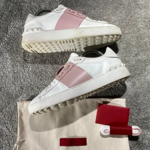 Valentino skor  - Hej! Säljer nu mina skor från märket Valentino, storlek 39 bra skick, givetvis äkta. Tveka inte på att höra av dig om du har frågor eller funderingar kring skorna! 