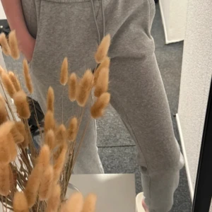 mjukisbyxor  - sköna mjukisbyxor med hög midja och smalare benf passar även m!🤍