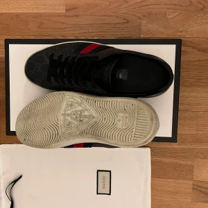 Gucci ace skor - Säljer ett par Gucci ace skor!! Box och allt og kommer med, storlek 42 skick 9/10. Pris går att diskutera 