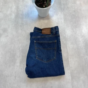 Blåa Ralph Lauren jeans - 🔵 Klassiska Ralph Lauren Jeans – Tidlösa & Stilrena Blå jeans från Ralph Lauren med raka ben och klassisk femficksdesign. Brun läderpatch med logga bak i midjan och snygga kontrastsömmar ger en stilren, avslappnad look.  📏 Storlek: 14 🧵 Skick: Mycket bra stick 💸 Pris: Endast 149 kr! 🛍️ Originalpris: 1000–1500 kr  Perfekta för dig som gillar kvalitetsjeans med klassisk passform. 📩 Skicka DM om du vill köpa!