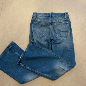 Blå bootcut jeans med utsvängda ben - Säljer ett par klassiska blå jeans med bootcut och utsvängda ben. 