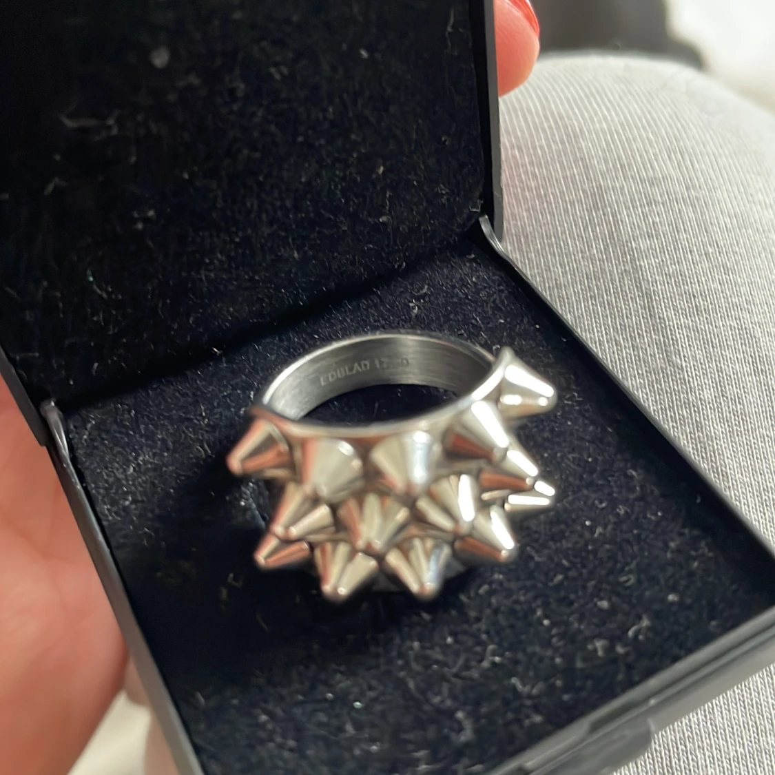 Silvrig ring med nitar från Edblad - 2