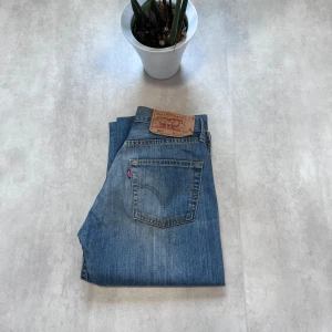 Levi's 501 blå jeans - 🔵 Klassiska Levi’s 501 – Blå, Raka & Tidlösa vid frågor och funderingar skicka dm! Blå Levi’s 501 jeans med raka ben, normal passform, fem fickor, knappgylf och den ikoniska läderpatchen bak i midjan.  📏 Storlek: W28 L32 🧵 Skick: Mycket bra stick 💸 Pris: Endast 149 kr!  🛍️ Originalpris: 800–1000 kr! Perfekta för dig som gillar en tidlös denimstil som funkar till allt. 📩 Skicka DM om du vill köpa!