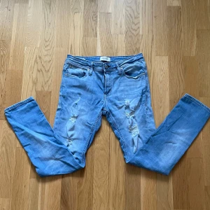 Blå jeans från Jack&Jones - Inga skador alls, skriv vid frågor/funderingar. Storlek: W30 L30