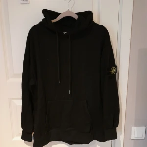 Stone Island hoodie - Stone island hoodie i bra skick, finns inga defekter eller hål. Priset är ej hugget i sten! Kom dm vid frågor!!
