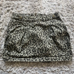 Leopard kjol - Lågmidjad kjol med leopard mönster! Midjemåttet är 35 cm tvärs över💕