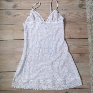 Vit spetsklänning från Victoria's Secret - Säljer en jätte vacker klänning från victoria’s secret och passar utmärkt! Har växt ut klänningen och behöver tömma garderob💘💘. 
