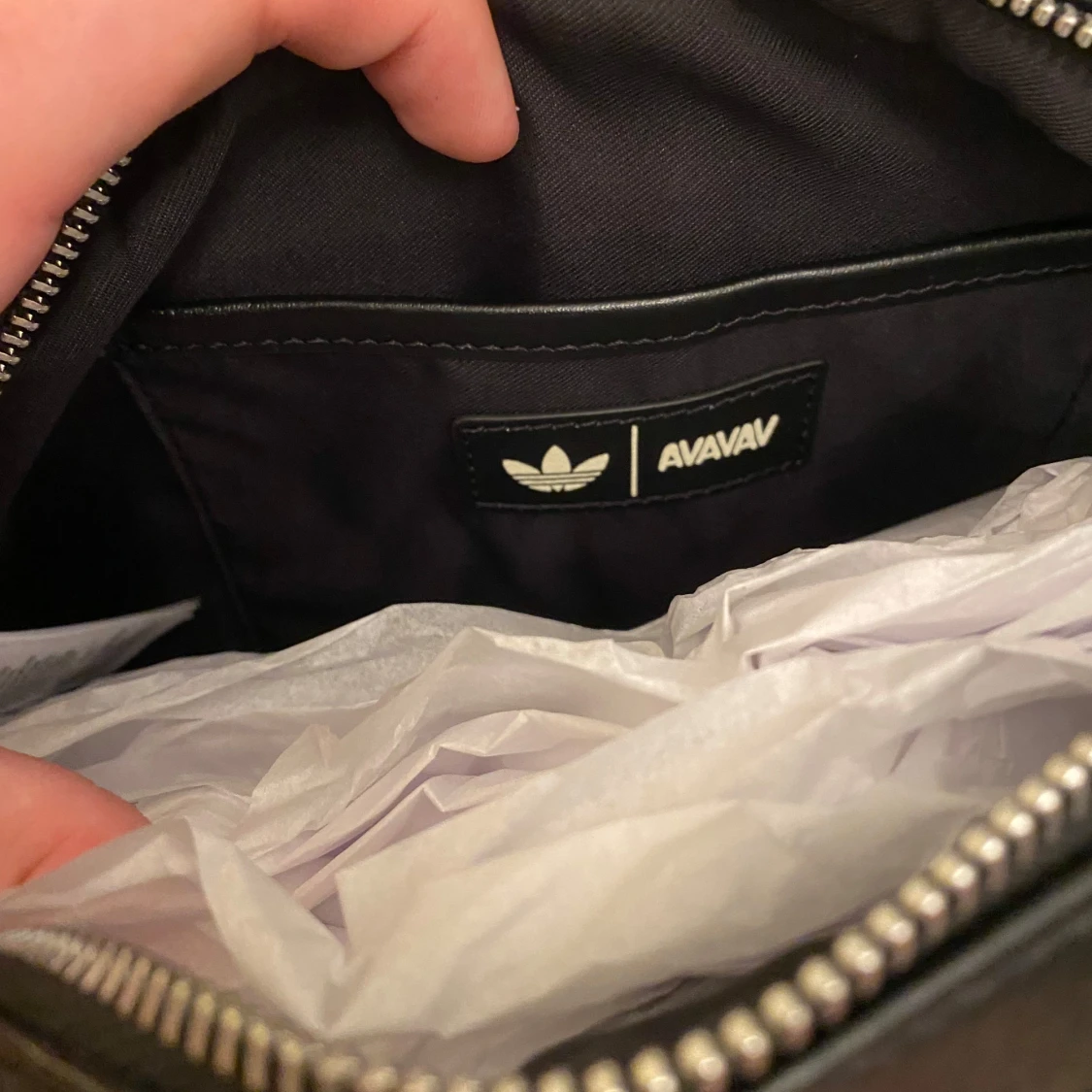 Svart handväska från Adidas x AVAVAV - 3