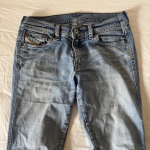 Lågmidjade bootcut byxor - Lågmidjade bootcut byxor från diesel
