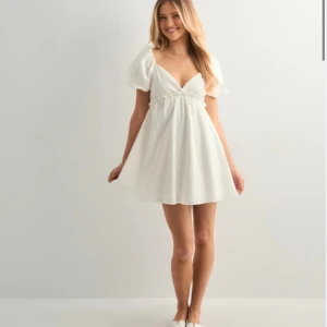 Vit kortklänning med puffärm - Supersöt vit kortklänning med djup v-ringning och puffiga kortärmar. Perfekt för sommarens alla tillfällen och ger en romantisk vibe. säljs då jag råka köpa två 🥰 storlek 38 men passar 36 oxå 