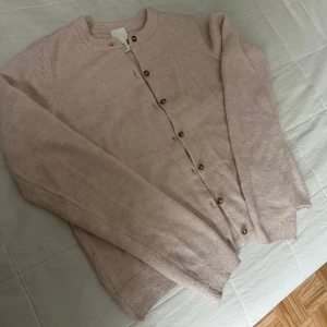 Ljusrosa kofta med knappar - Säljer en rosa kofta, bara använd en gång. Passar fint upp till ca 165 cm💗