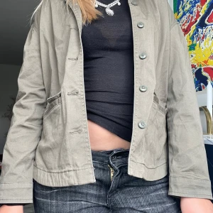 En super cool grön jeansjacka ish med skit snyggt tryck på baksidan💕 - Säljer en jättesnygg grön jeansjacka isch som är skit snygg!!! Tyvärr är den för liten och det är därför jag säljer den🥰🥰Den är från only och är i strl 152 men passar en XS!❤️den är i nyskick!