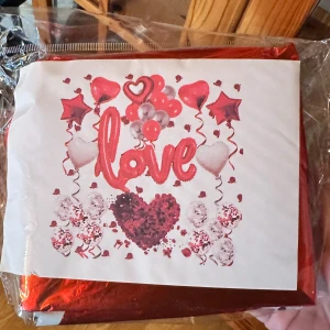 Kärleksröd och vit folieballonguppsättning hjärtformad Alla hjärtans dag ballongkedjepaket - Den innehåller allt du behöver för att fira din fest, bara blåsa upp dessa ballonger, den kan fyllas med helium eller luft, och placera dem som du vill, så att du enkelt kan hålla festdekorationer.