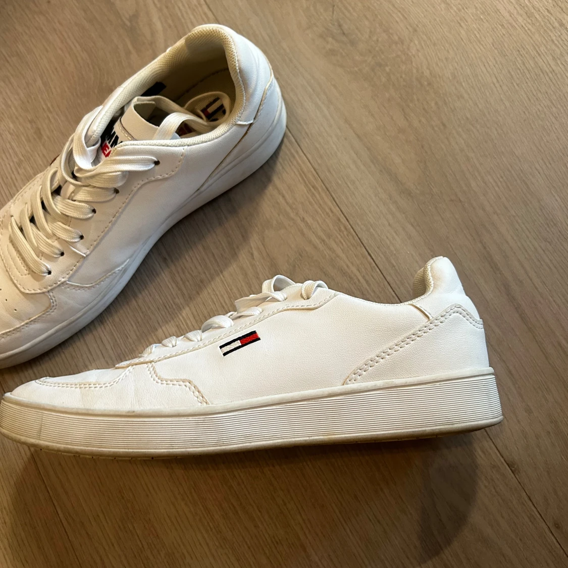 Vita sneakers från Tommy Hilfiger - 1