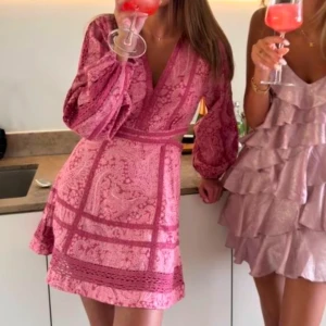 Rosa kortklänning med volymärmar från mango - Superfin rosa kortklänning med v-ringning. Slutsåld!🎀🩷skriv privat för fler bilder!