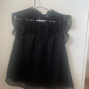 Svart blus - En jättefin svart blus från shein! Den är i storlek xs men skulle säga att den sitter som en s då den är stor i storleken💕
