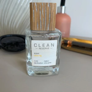 Använd Clean Reserve Citron Fig Eau de Parfum 50ml - Det är lite mer än hälften kvar av flaskan. Fräsch parfym med citrus och gröna toner, doft av citron, fikon, kardemumma, mynta, sandelträ, cederträ och mysk. Flaskan är transparent med träfärgat lock och minimalistisk etikett. Perfekt för dig som gillar naturliga och friska dofter.