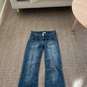 nelly Blå bootcut jeans med låg midja 34 - Strl 34, skriv om frågor elr mer bilder