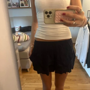 Mörkblå volangkjol - Säljer en mörkblå lågmidjad kjol från Brandly melville, super snygg och aldrig använd ❣️