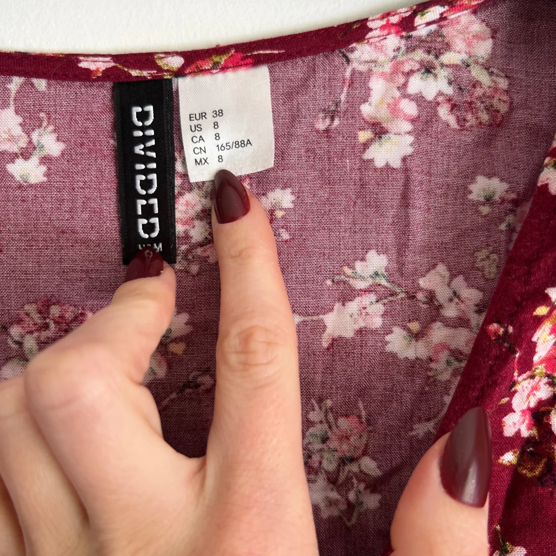 Vinröd blommig omlottklänning från H&M Divided - 3