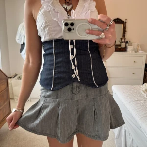 Volangkjol - Egensydd kjol i grå denim🪡🩶🩶👖 Jeanskjol med volang (obs: saknar en knapp men går att stänga ändå)