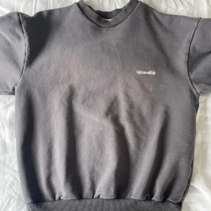 Grå sweatshirt från House of CB - Säljer min sweatshirt från House of CB :) Lappen är borttagen men den är helt oanvänd annars.