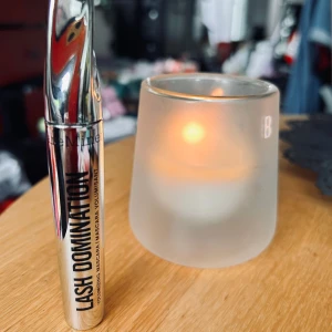 Lash Domination mascara! - BareMinerals "Lash Domination" 10 in 1 volumizing Mascara. "Intense Black". 8,5 ml. Oanvänd.   10 fördelar i 1 mascara: - Volymgivande - Förlängande - Separerande - Ökar tjockleken - Lyfter och böjer fransarna - Sitter hela dagen - Mineralberikad formula - Kladdar inte - Klumpar sig inte - Flagnar inte