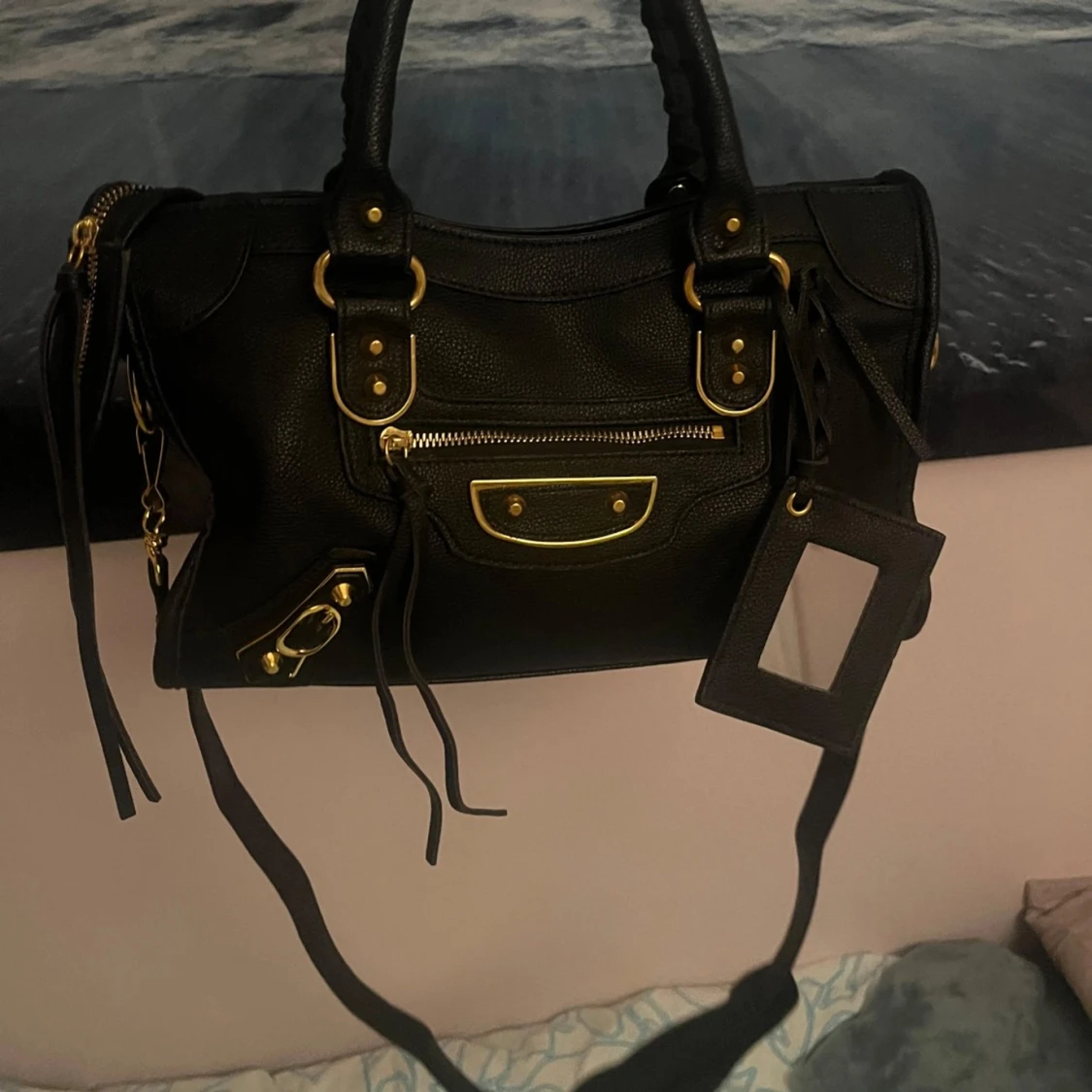 Svart handväska med gulddetaljer - 92