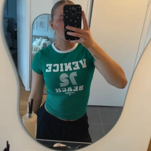 Grön T-shirt från ginatricot - Helt oanvänd med prislapp kvar. 