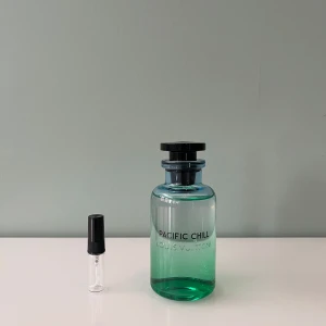 3 ml sample/doftprov av Louis Vuitton Pacific Chill - Ett sample på 3 ml av Louis Vuitton Pacific Chill. Det är en tropisk parfym som passar perfekt till sommaren. Våra samples är helt nya och är gjorda av glas så dom är i mycket bra skick. Det är fritt fram att skriva till oss om ni har några frågor.