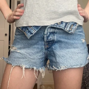 Blå jeansshorts med fransar - Använd några gånger, skriv gärna om det är några frågor💗