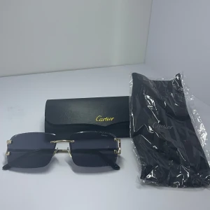 Solglasögon  - Riktigt fräscha solglasögon inför sommaren. Passar med allt. Helt nya