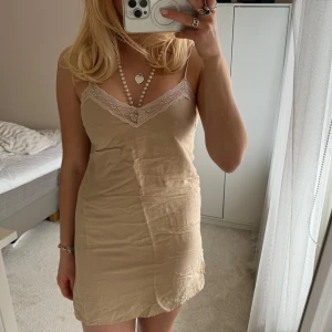 Klänning - Klänning i storlek s!!  Beige med spetsdetaljer och helt oanvänd!!