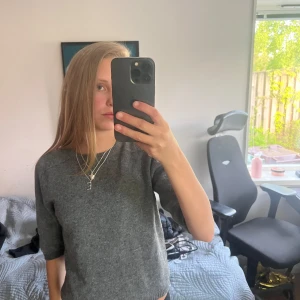 Grå stickad tröja från Zara - Mysig grå stickad tröja från Zara med rund halsringning och långa ärmar. Perfekt för lager-på-lager och enkel att matcha med olika outfits. Klassisk modell med ribbade muddar vid ärmslut och nederkant.