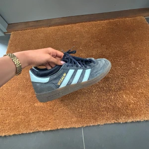 Adidas Spezial - Mörkblå adidas spezial, använda men fortfarande i bra skick!🤩Köptes för 1200, strl 40