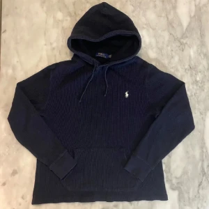 Mörkblå hoodie från Polo Ralph Lauren - Riktigt eftertraktad stickad tröja från Polo RL, väldigt eftertraktad, finns inte längre online och inprincip slutsåld överallt på dem ställen som har kvar, nypris var runt 2000, mitt pris är 498