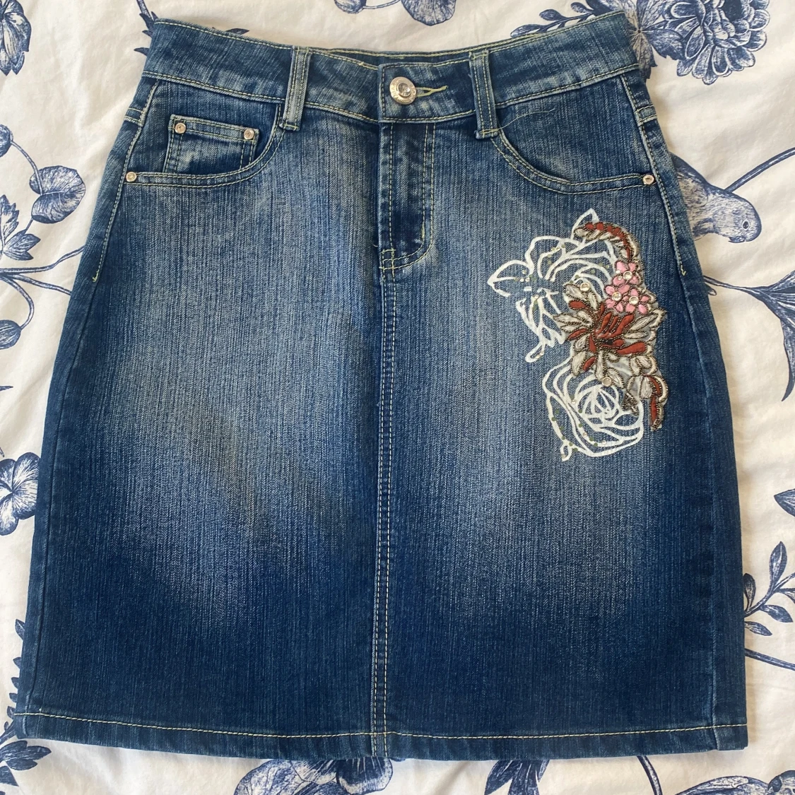 Jeanskjol med broderad blomma och strass