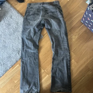 Grå jeansbyxor med slitning - Jättesnygga o passar till allt, aldrig använda! Pris kan diskuteras