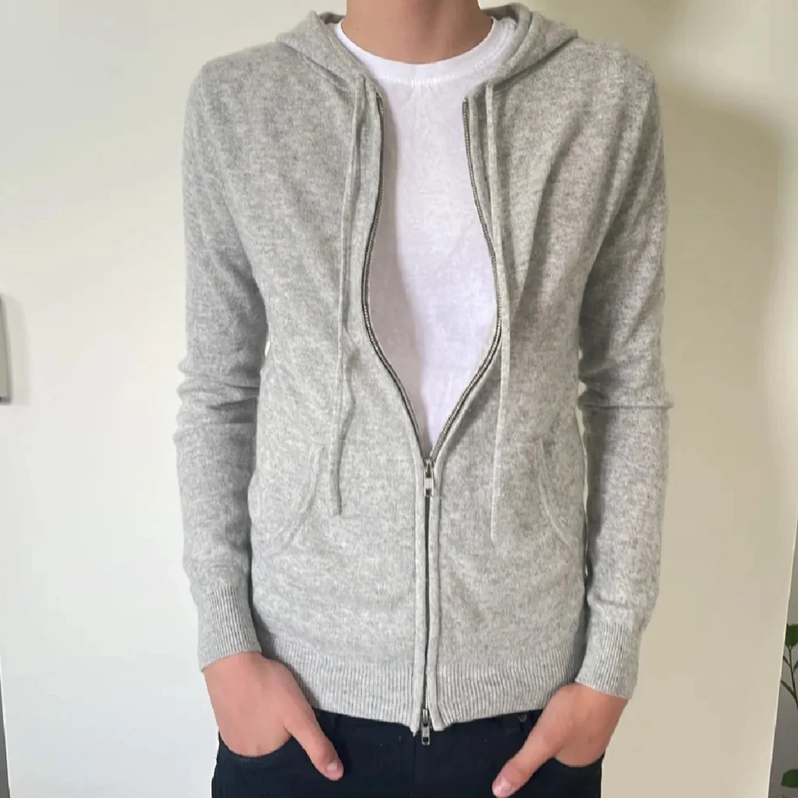 Grå hoodie från Max Tonso