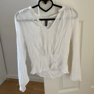 Vitt topp - Från HM, storlek 38 men skulle säga mer 36