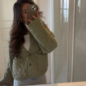 Ljusgrön quiltad jacka - Säljer min ljusgröna quiltad jacka från Zara i S! Den är perfekt nu till sommare, säljer pga av att jag tröttnat lite på den. Hör av er vid frågor eller fler bilder💚