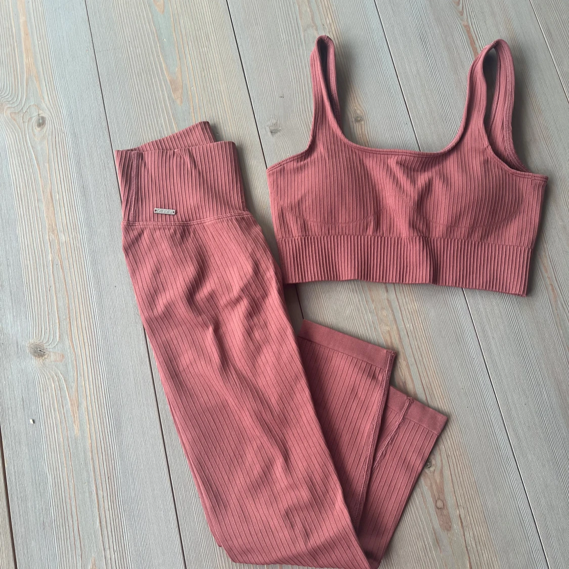 Rosa ribbade träningstights från Aim'n