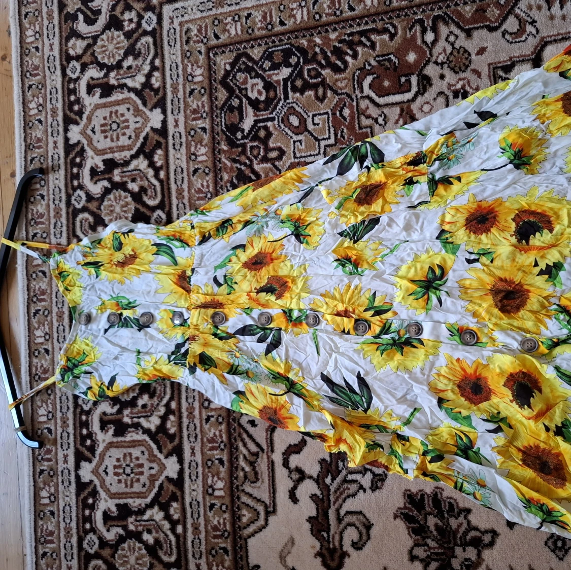 Vit klänning med solrosor och knappar - 3