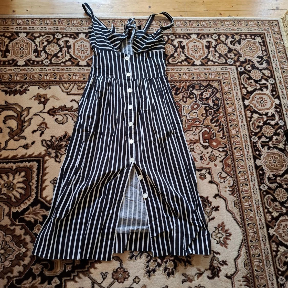 Svartvit randig klänning med knappar - 2