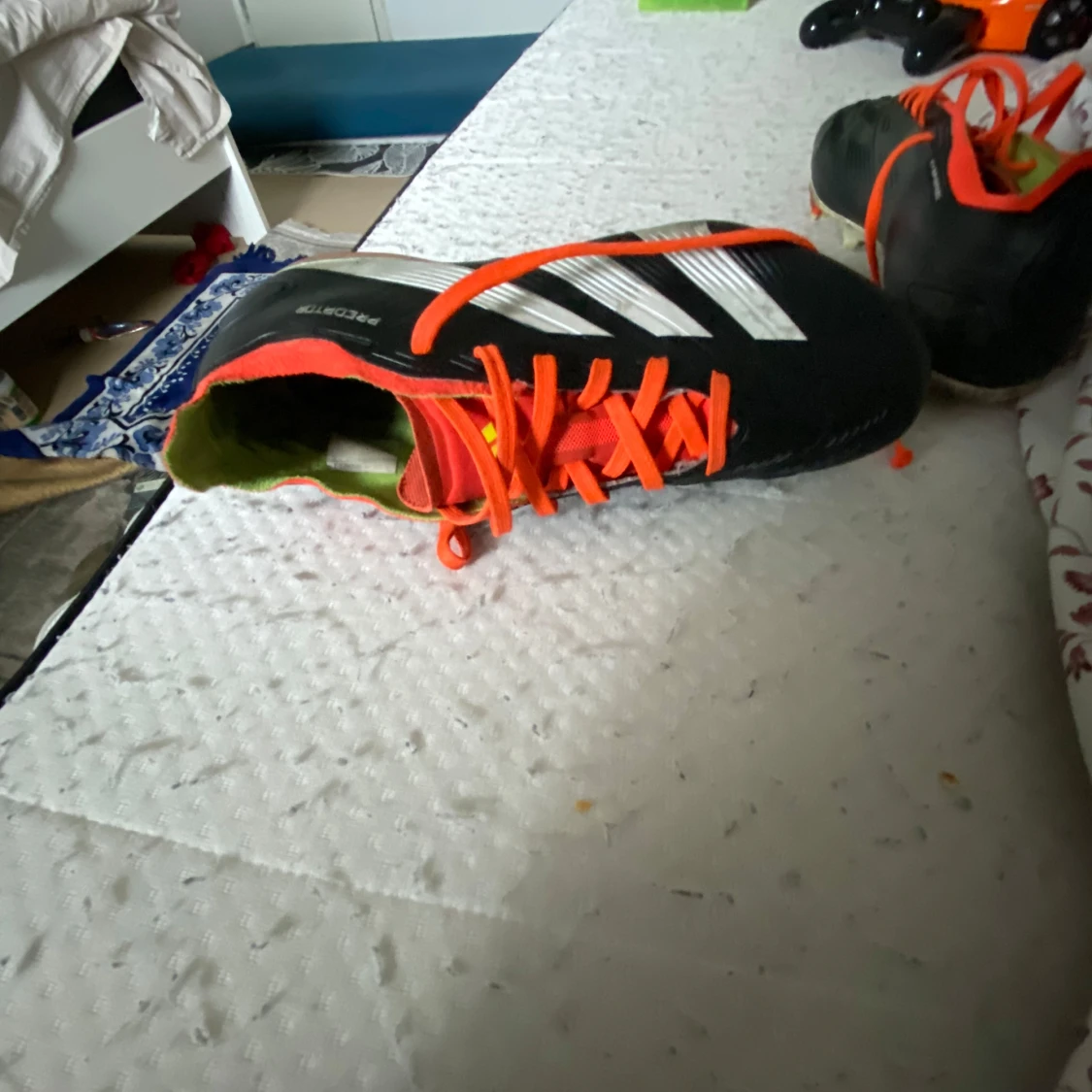 Adidas Predator fotbollsskor med orange snörning - 3
