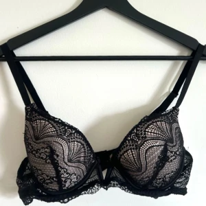 Helt ny Svart spets-BH - Otroligt vacker spets-BH från HunkeMöller. Perfekt att ha tillsammans med bland annat en croppad kavaj och kostymbyxor! SJÄLVFALLET ALDRIG ANVÄND!! 