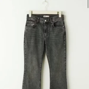 Low waist bootcut jeans - Snygga gråa low waits bootcut jeans, oanvända från Gina, jag köpte fel storlek men har denna modell i alla färger, jätte sköna och fina! 