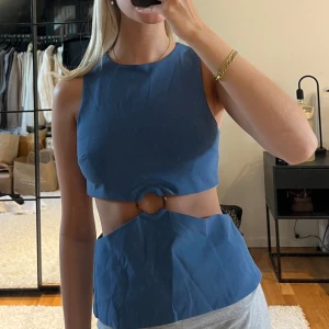 Blå topp zara - Blå topp från Zara i storlek xs, aldrig använd och med lapp kvar! 💕