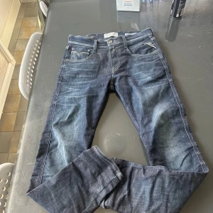 Replay Anbass Hyperflex - Hej! Säljer dessa blå Replay jeans. Jag fick dessa i  julklapp och redan då var det lite för små för mig. Men vågade inte säga något så behöll dom ändå. Sedan dess har jeansen endast används ett fåtal gånger. Jeansen hade ett nypris på Replay hemsida på 1599kr. Så priset är väldigt bra. Har man några frågor eller om man vill ha med bilder är det bara att skriva. Jeansen är W30 L30