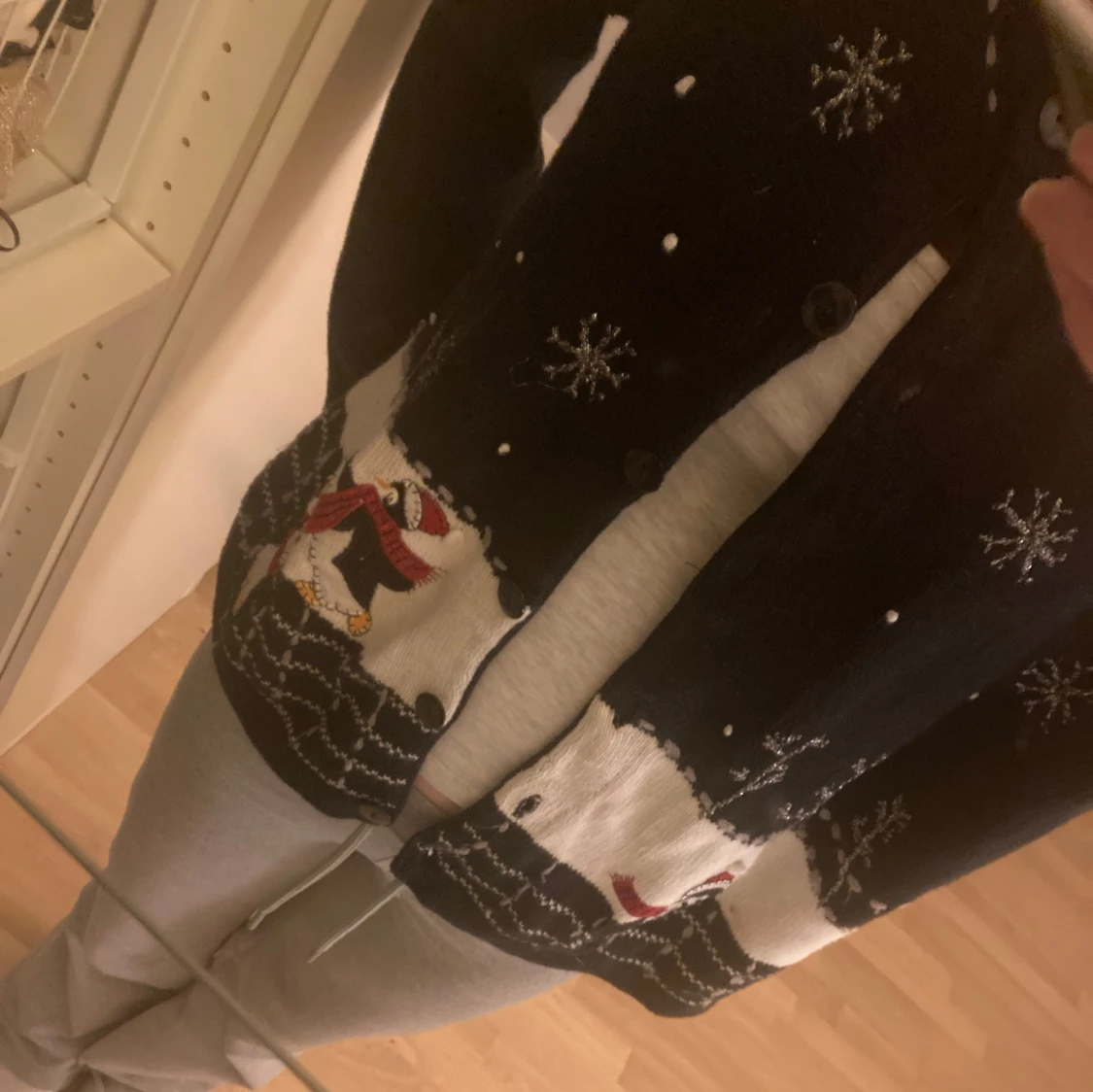 Svart julkofta med pingvinmotiv - 1